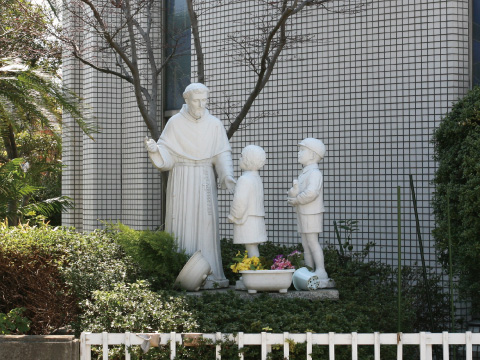 幼稚園入口の聖コルベ像